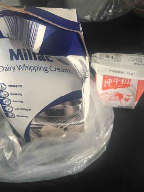 将辅料淡奶油加糖粉打发硬性，然后涂在餅皮上放上红豆，忘記拍照了