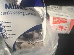 将辅料淡奶油加糖粉打发硬性，然后涂在餅皮上放上红豆，忘記拍照了