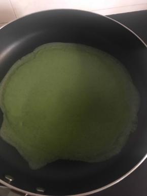 用一个家用的不沾平底鍋，煎餅皮我用10寸的，大一点容易包