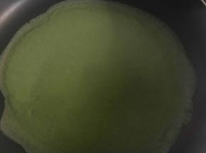 用一个家用的不沾平底鍋，煎餅皮我用10寸的，大一点容易包