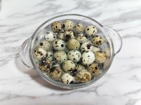 鹌鹑蛋洗干净。