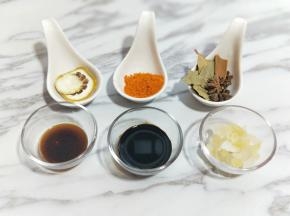 准备调料：柠檬最好选用干柠檬片，冰糖可以根据个人口感来放。烤肉料我是在超市买的阿尔良烤肉料，（肉料粉里加入少许纯净水调成糊状）放了这个调味料做出来的口感家人特别喜欢，香浓的鹌鹑蛋中带有烤肉的味道！