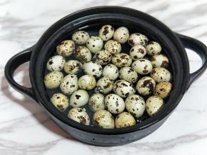 把所有的调味食材倒入砂锅中，加入适量水，再把提前煮熟并压有裂痕么鹌鹑蛋放锅里，水没过鹌鹑蛋为佳。