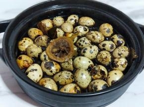 这样鹌鹑蛋就好了，刚煮出来的鹌鹑蛋味道并不是很入味，放入器具中，（最好用玻璃密封罐）晾凉放入冰箱冷藏室，10-12时候取出来即可食用，这样才会更入味呦~