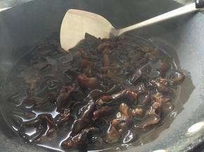 锅中倒入清水煮沸加入秋耳煮15分钟