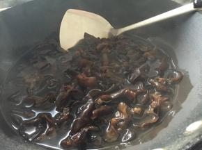 锅中倒入清水煮沸加入秋耳煮15分钟