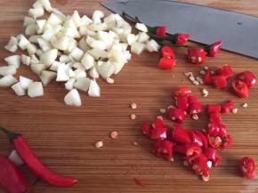 蒜瓣、小米辣切末