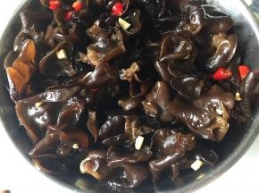 煮好的秋耳沥干水分将调料汁倒入搅拌均匀，最好有条件的可以放入冰箱冷藏半小时（可以秋耳更入味，爽脆可口）