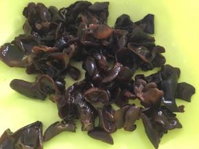 秋耳泡水浸泡开，洗净沥干水分