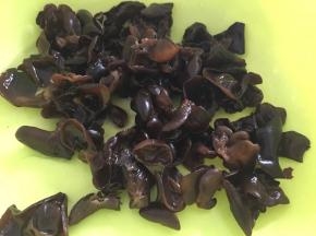 秋耳泡水浸泡开，洗净沥干水分