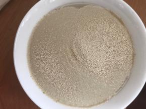 酵母放入温水中化开