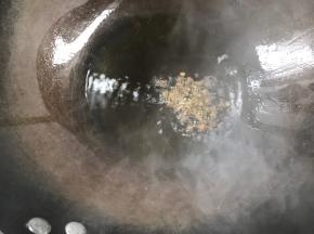 放入花椒炸香