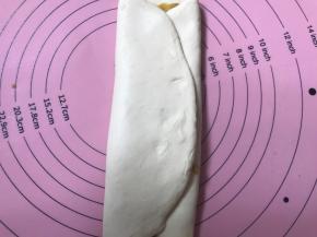 再折另一方，并轻轻按压把里面的空气排出来