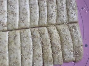 刷一层清水，撒上芝麻，醒发20分钟，提前5分200度预热烤箱