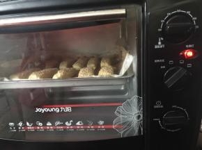 将醒发好的饼坯放入烤箱上层，220度烤20分钟