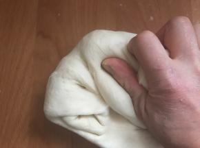 将发酵好的面团揉压排气