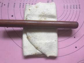 用擀面杖轻轻的擀成5厘米厚的长方形饼，重复15.16.17步三次，第三次将饼皮轻轻擀成3厘米厚的长方形