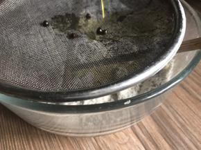 将热油淋入油酥食材里，花椒过滤掉