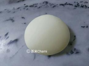 面团分成每个40克的剂子，包入豆沙后，整成圆形。