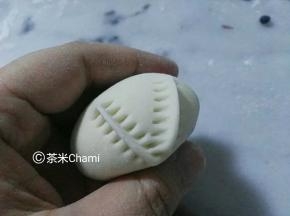 沿着包子的侧面，斜夹，两个夹成三角状。