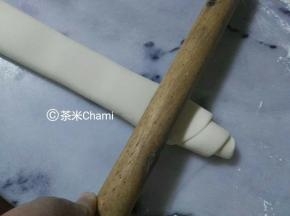 卷好后，用擀面杖压平一些，目的是为了夹花绞好看。因为要的馒头是平面的，所以要擀压一下。