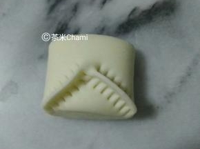 先边角对中间夹一个，四个边角夹一下。