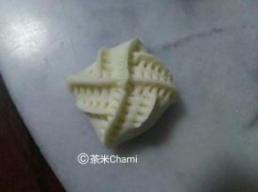 在空白处，再夹一个。
夏天室温发酵半小时，冬天烤箱30度发酵半小时。蒸十分钟。