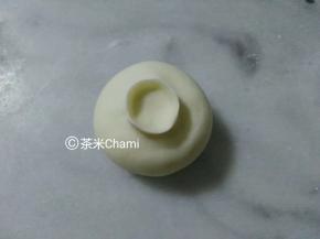 首先先捏起个鱼嘴的形状，如图。