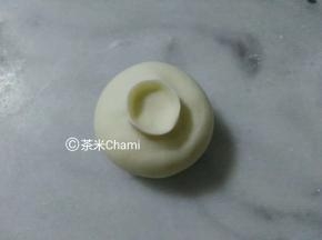 首先先捏起个鱼嘴的形状，如图。