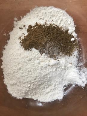 面团发酵过程中，做油酥，将油酥面粉里加入盐、五香粉、孜然粉拌匀