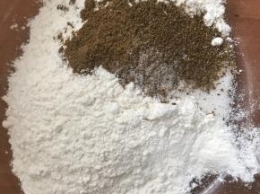 面团发酵过程中，做油酥，将油酥面粉里加入盐、五香粉、孜然粉拌匀