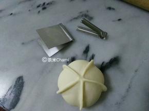 这一款会用到两个钳花夹，如图。
包子如水钳出五条边。
