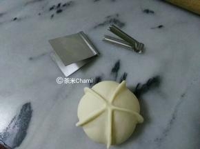 这一款会用到两个钳花夹，如图。
包子如水钳出五条边。
