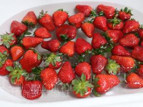 草莓用水浸泡15分钟，之后清洗干净。