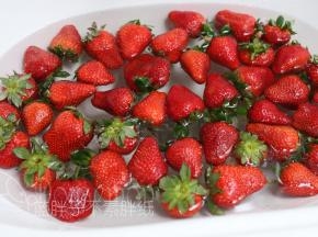 草莓用水浸泡15分钟，之后清洗干净。