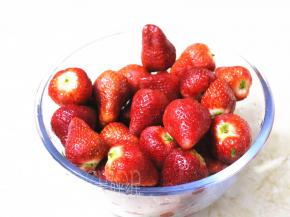 去掉草莓蒂，用厨房纸巾吸干水分。