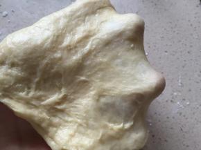 面团取出一块面团，能拉出薄膜即可