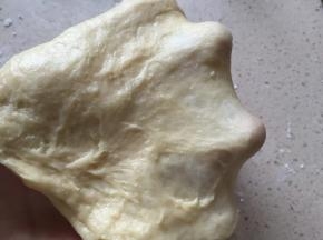 面团取出一块面团，能拉出薄膜即可