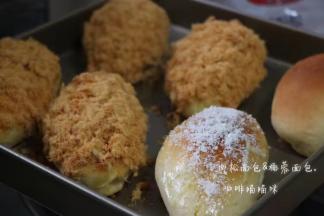 椰蓉面包也是一样抹上沙拉酱后轻撒一层椰蓉即可
