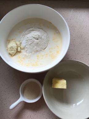 将所有材料除黄油以外材料混合均匀