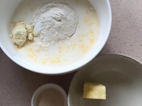 将所有材料除黄油以外材料混合均匀