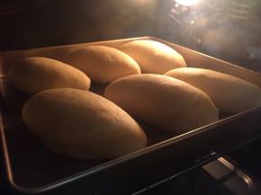 烤箱上下预热170度，将发酵好的面团放入烤箱烤制20分钟