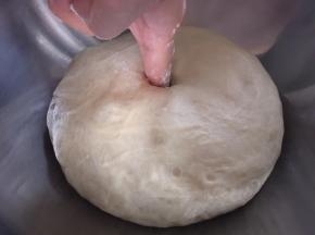 手指戳上面粉戳面团