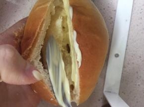将沙拉酱刷入中间切开处
