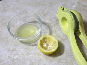 将一个柠檬榨汁，大约50g。