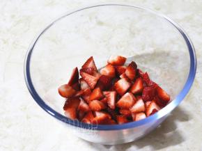 接着来腌制草莓。找一个大碗，先在底层铺一层草莓。