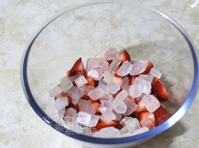 再铺上一层冰糖。