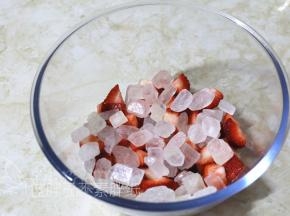 再铺上一层冰糖。