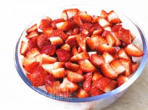 如此反复，最后一层要铺上草莓哦。