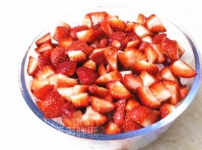 如此反复，最后一层要铺上草莓哦。